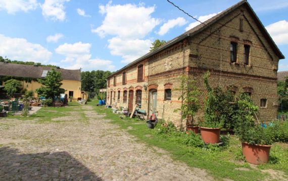 rechte Stallung (im Ausbau)